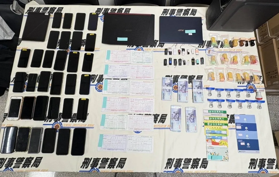 警方查扣洗錢集團大批贓證物。（圖／翻攝畫面）