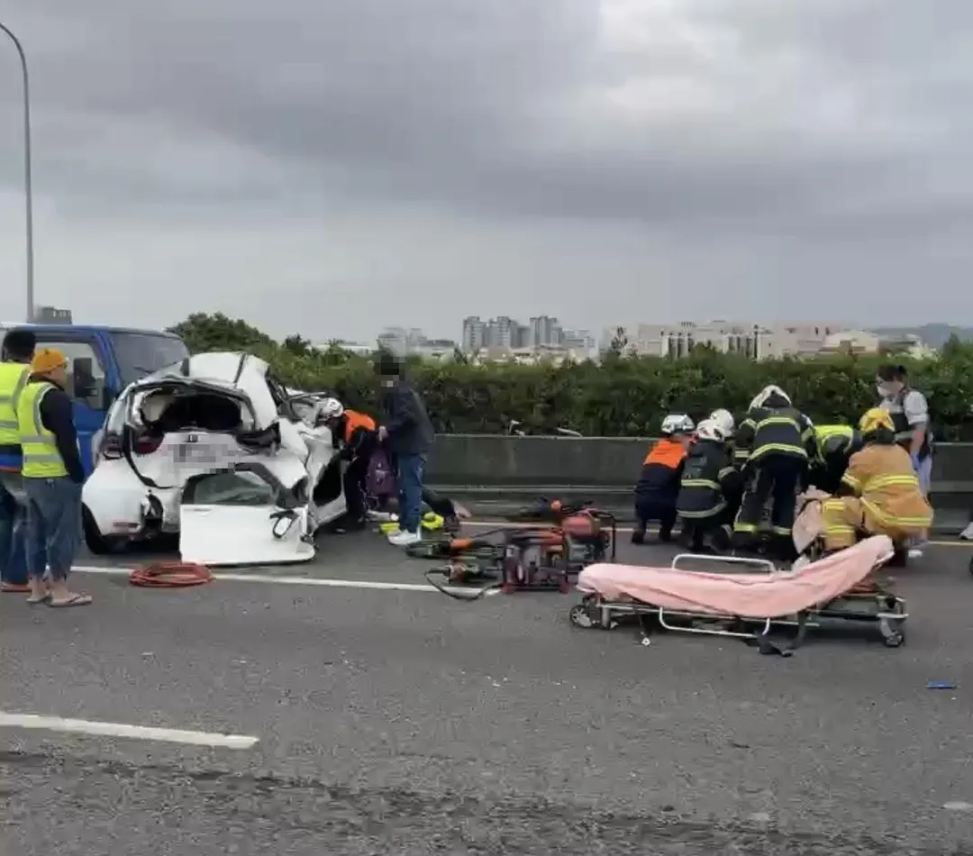 車禍造成一人重傷送醫搶救。（圖／台南道路救援張家班群友提供）