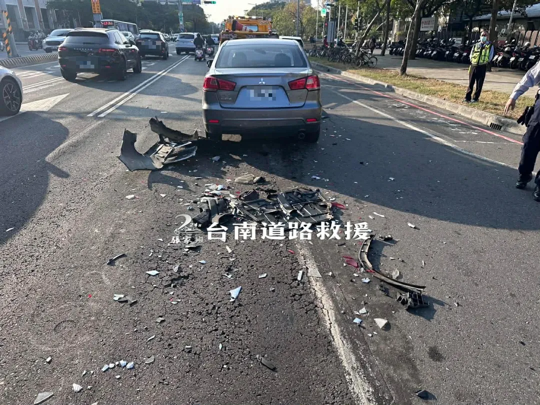 碎裂零件撒滿地，可見當時狀況的驚險程度。（圖／台南道路救援張家班授權提供）
