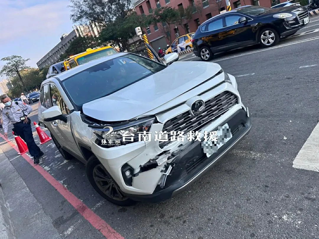 警方獲報在現場交管，其中1輛白色轎車的引擎蓋變形（圖／台南道路救援張家班授權提供）