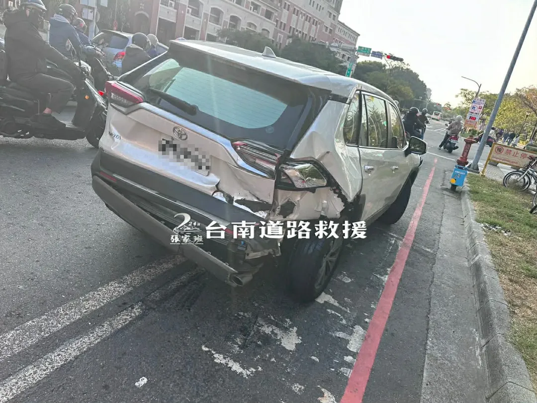 另1輛轎車車尾側邊撞凹。（圖／台南道路救援張家班授權提供）
