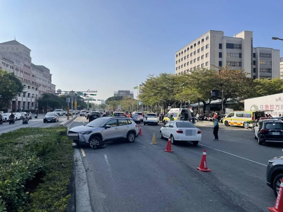 現場可見有車輛撞上分隔島。(圖/翻攝畫面)
