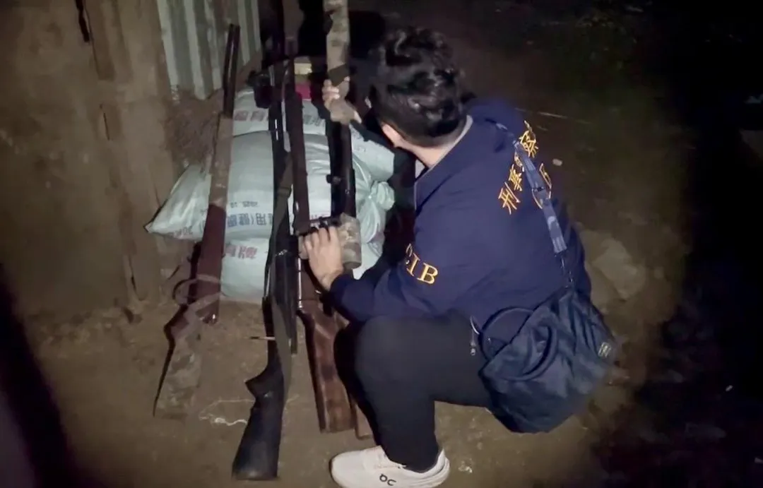 警方前往花蓮鴿舍查緝地下兵工廠。（圖／翻攝畫面）