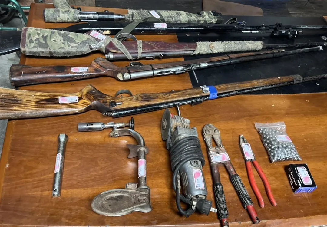 警方查扣5把長槍與大批犯罪工具。（圖／翻攝畫面）