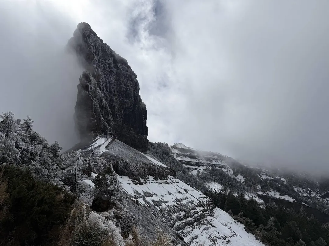 大霸線中霸坪白雪皚皚,山峰霧氣繚繞。(圖/山友郭念親提供)