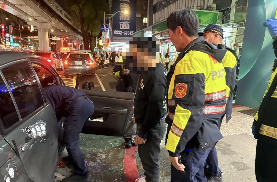 警方檢視女子搭乘車輛。（圖／翻攝畫面）