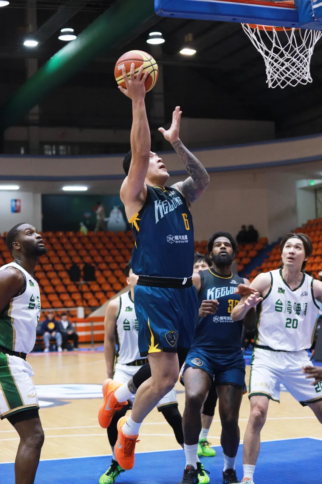 周儀翔頻頻切入挑戰籃框。（圖/譚兆青攝）