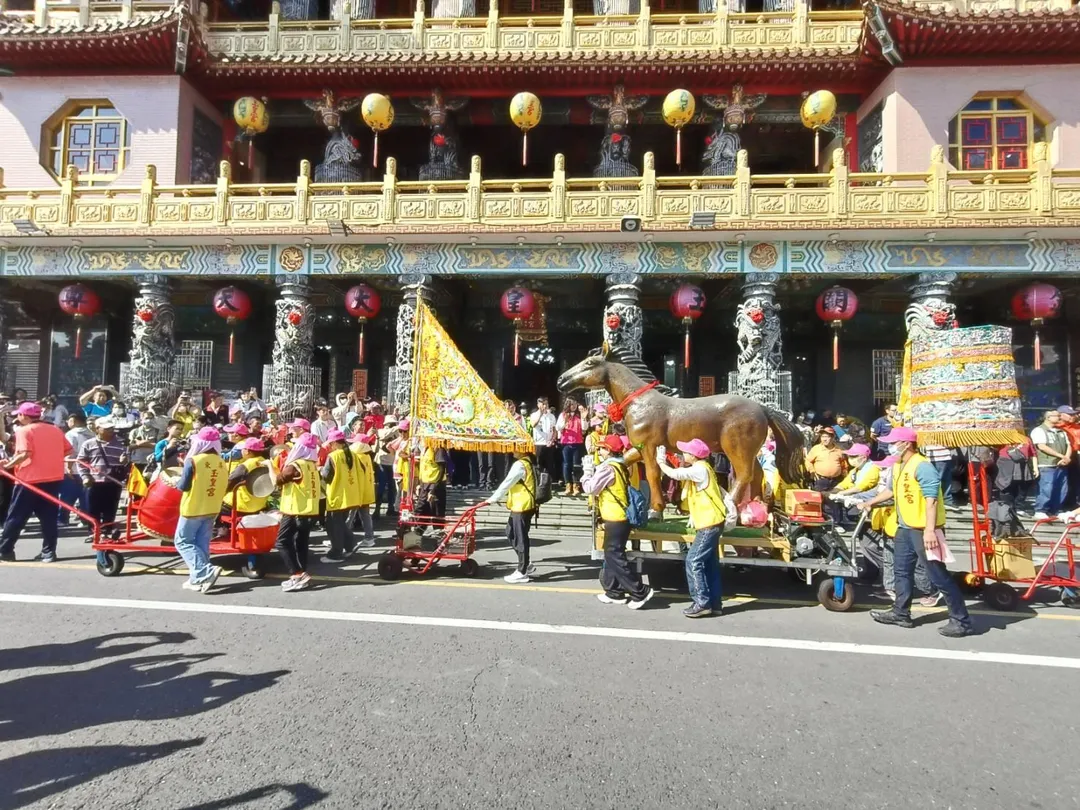 屏東玉皇宮在2026年元旦舉辦遶境祈福遊行，由流年所屬生肖馬率眾神獸前進。（圖／屏東麟洛生鬚福德廟提供）