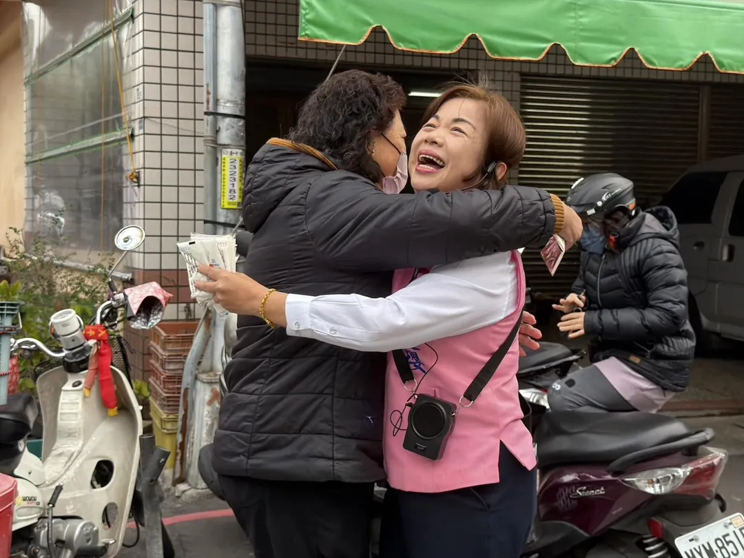 楊瓊瓔2日走訪台中市潭子區勝利路好康黃昏市場與鄉親搏感情，盼為選戰討個好彩頭。（圖／翻攝楊瓊瓔臉書）