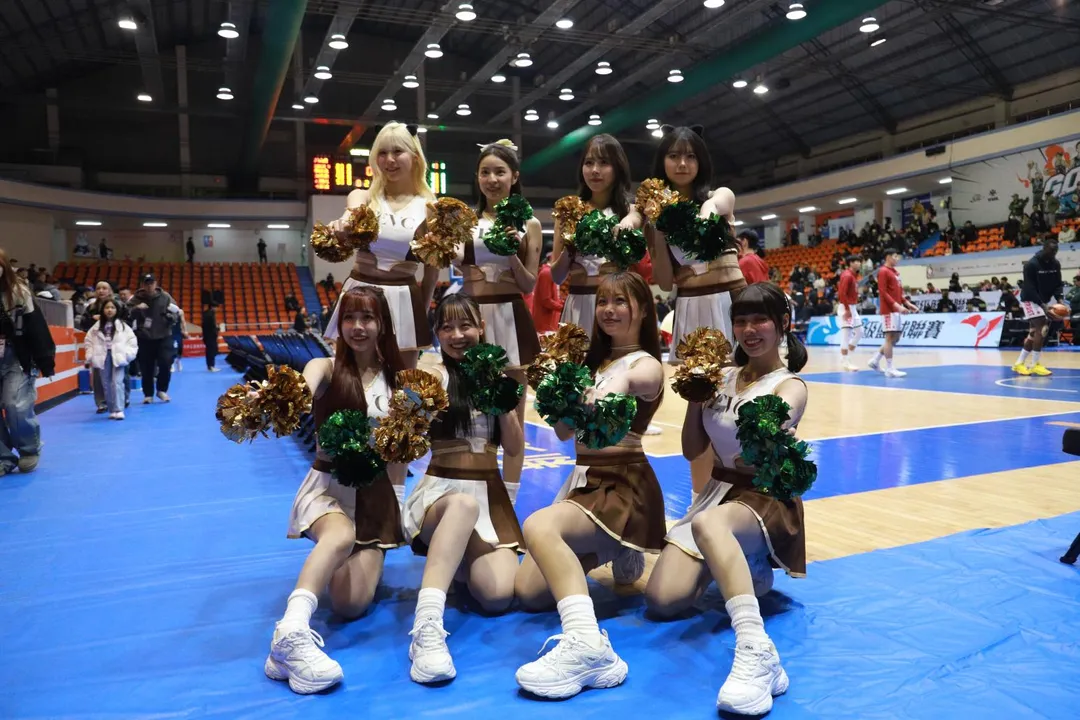 基隆黑鳶啦啦隊賽後合照。（圖/譚兆青攝）