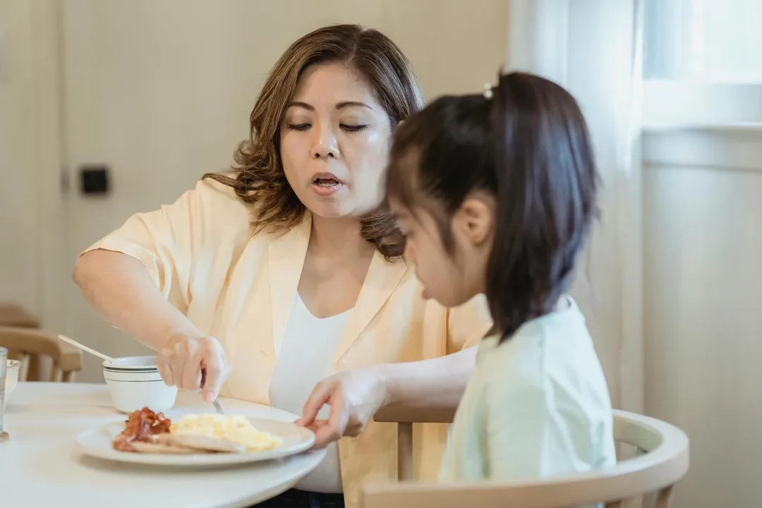 許多家長在早晨時段常面臨準備自己上班與打理孩子早餐的雙重壓力。（示意圖／Pexels）