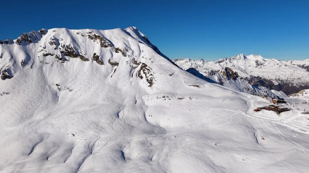 圖為阿爾卑斯山脈一處滑雪場。（示意圖，非雪崩發生地點／路透社）