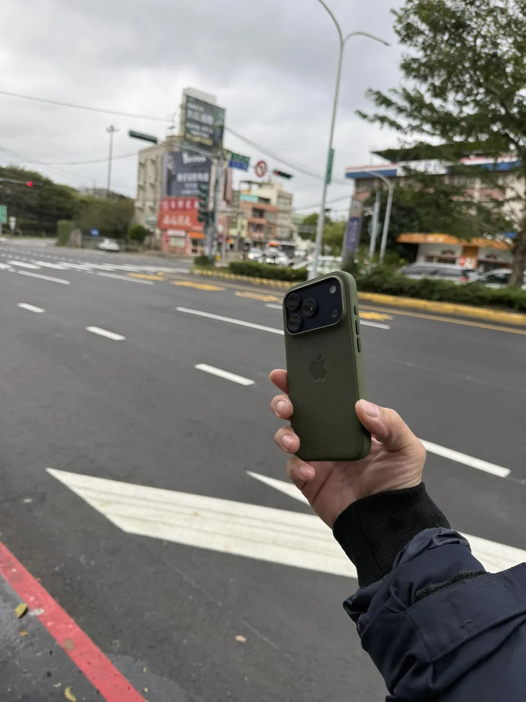 有民眾撿到iPhone17 Pro,想與失主索要報酬。(圖/翻攝自「新竹人の大小事」臉書)