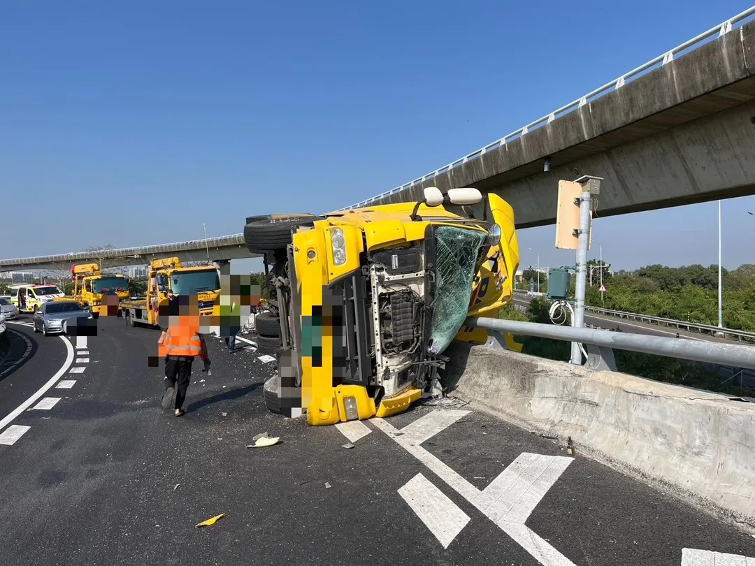 大貨車車頭全毀，駕駛送醫。（圖／警方提供）
