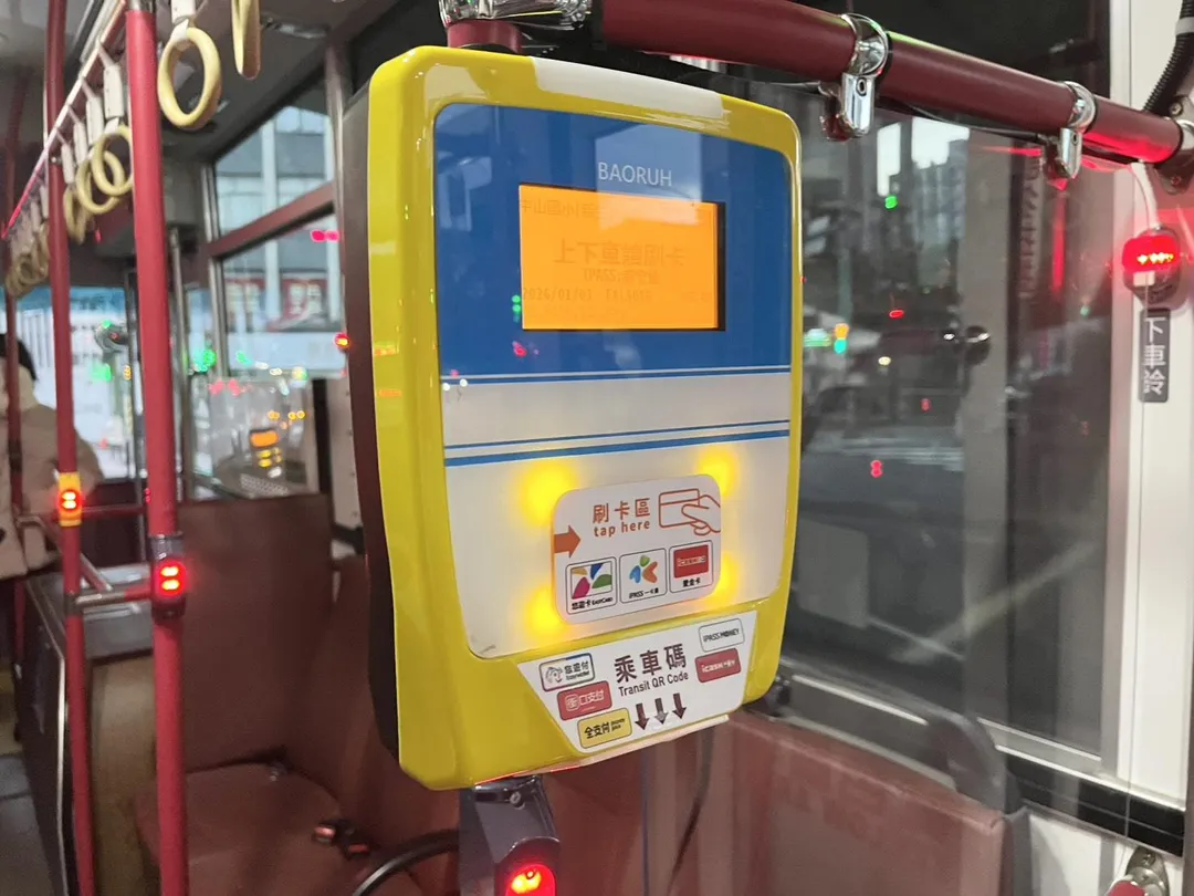 雙北公車今天開放使用QR Code掃碼乘車。（圖／中天新聞）