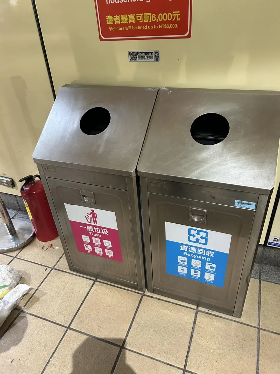 今（3）日上午9時許北捷頂溪捷運站閘門旁的垃圾桶突然起火冒煙。（圖／警方提供）