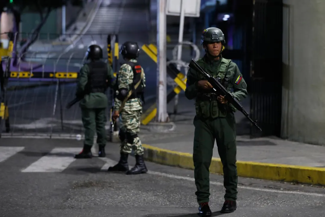 爆炸發生後，委內瑞拉士兵們在總統府周圍警戒。（圖／美聯社）