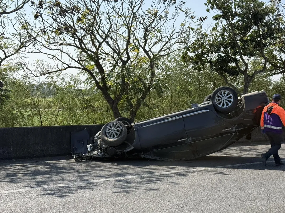 嘉義台82線快速道路接國1交流道匝道3日上午11時許發生翻車事故。（圖／翻攝畫面）