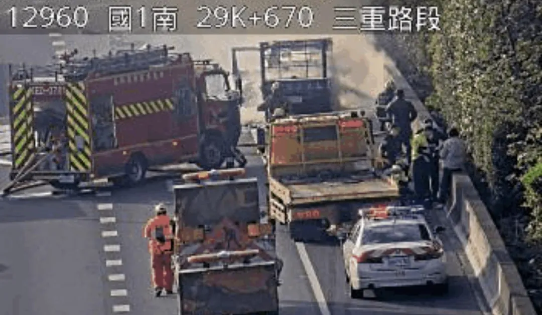 消防人員趕赴現場撲滅火勢。（圖／翻攝畫面）