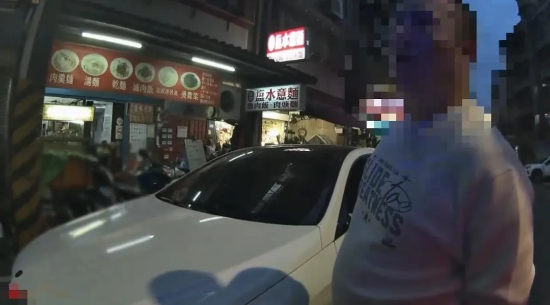 男子違停遭員警開單告發。（圖／翻攝畫面）