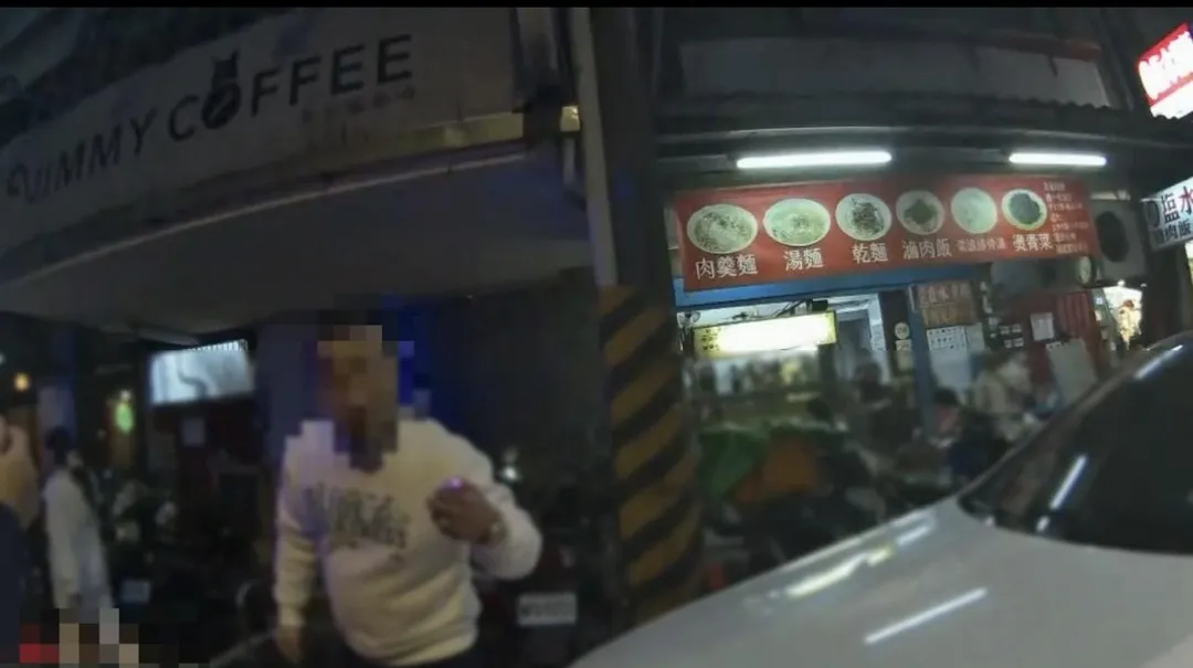 男子遭開單後繼續與員警爭執。（圖／翻攝畫面）