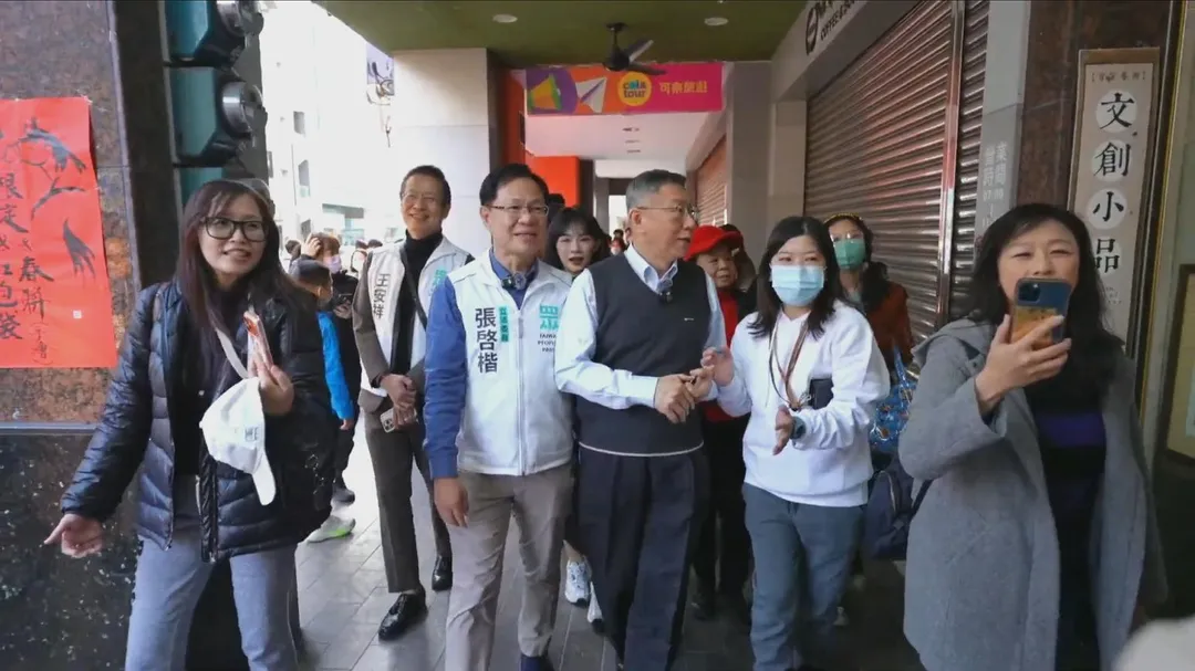 柯文哲與張啓楷在嘉義市掃街拜票。（圖／中天新聞）