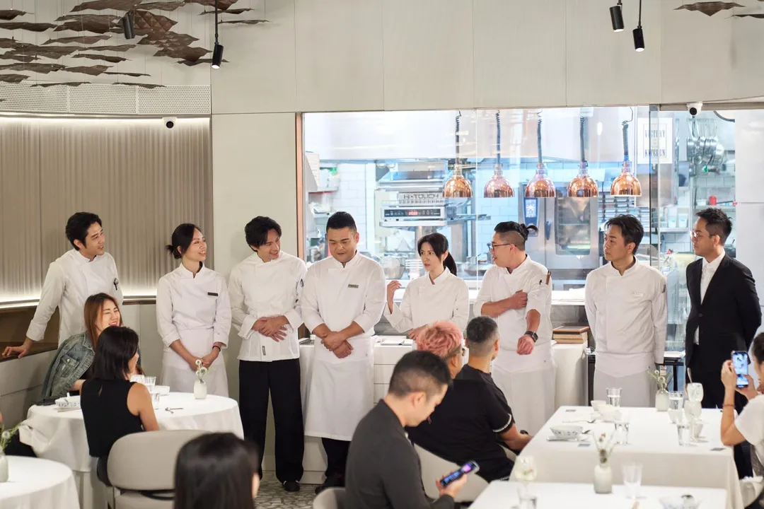 胡宇威（後排左起）、Jessica、姚淳耀、陳勇孝、林予晞、鄭淳豪、Will高郁皓一同參與《星廚之戰》。（圖／華視提供）