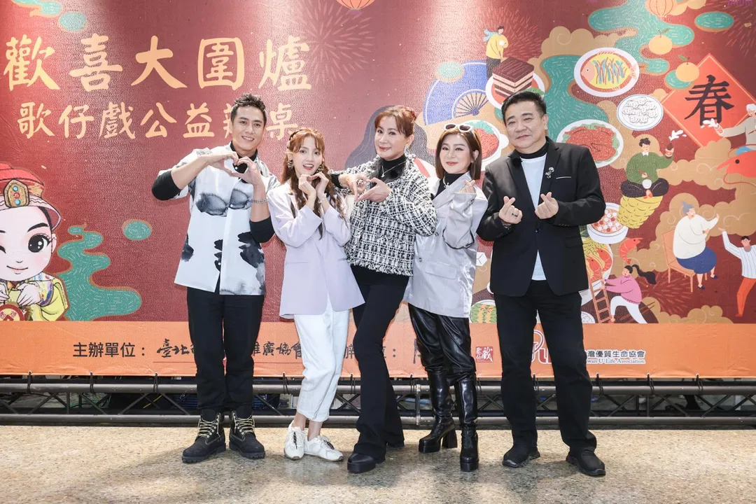 莊凱勛（左起）謝雨芝、陳亞蘭、王彩樺、白雲3日出席《女俠俱樂部》開鏡記者會。（圖／尊鵬國際有限公司提供）