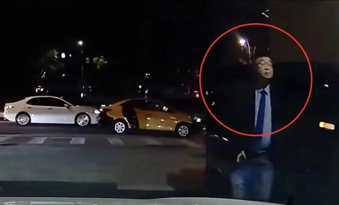 邱毅座車在北市大安區逆向違規被民眾拍下。(圖/翻攝自臉書「爆料公社」)