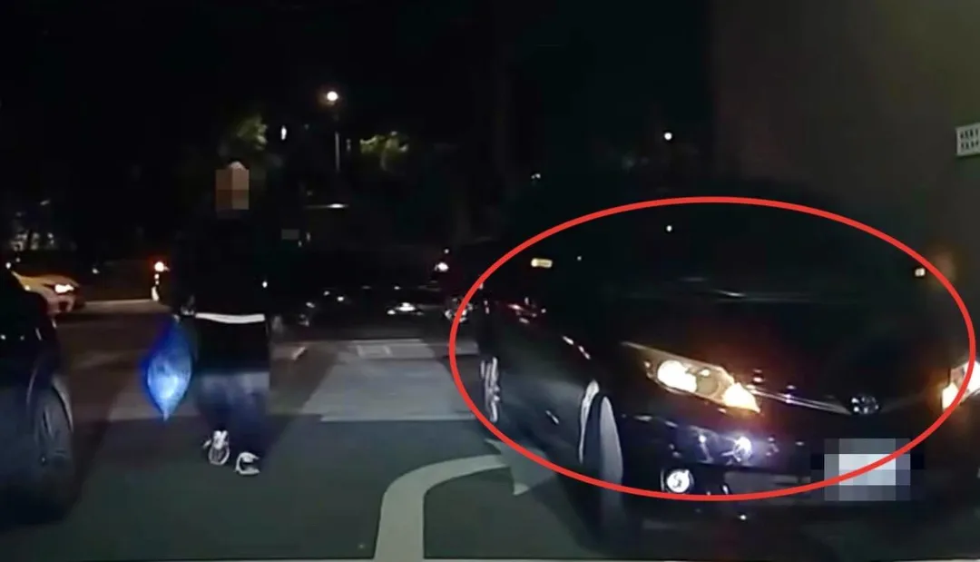 邱毅車輛逆向停在巷口。(圖/翻攝畫面)