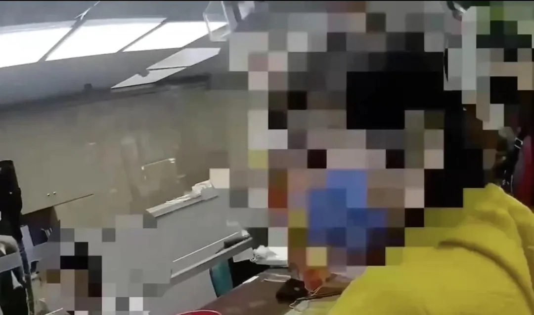 婦人遇上愛情詐騙到郵局提款。(圖/翻攝畫面)