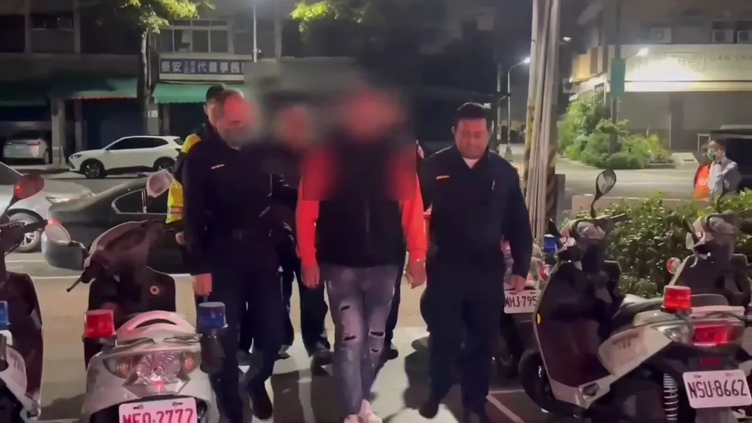 警方將嫌犯們帶回偵訊。（圖／中天新聞）