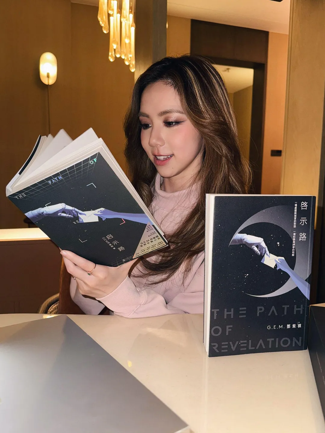 鄧紫棋回顧自己2025年發表20萬字《啓示路》小說，圓了童年作家夢。（圖／翻攝FB「G.E.M. 鄧紫棋」）
