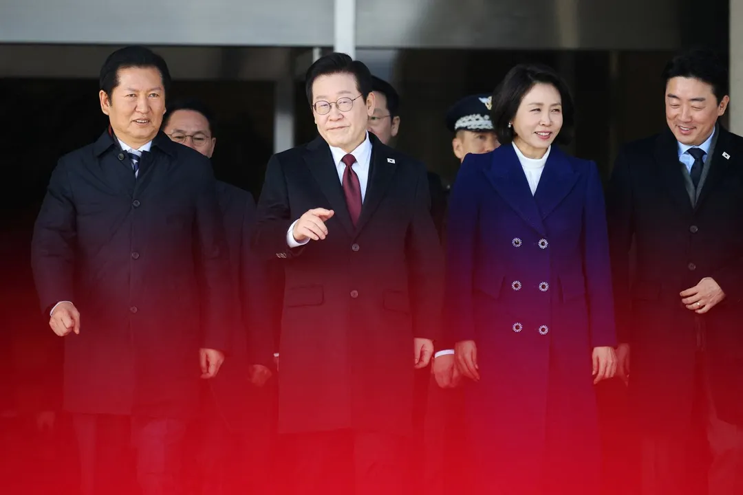 1月4日，李在明和夫人抵達首爾空軍基地，準備前往北京。（圖／路透社）