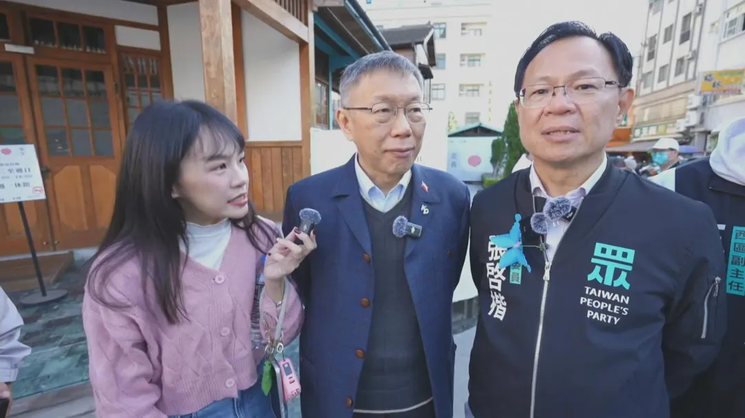 柯文哲偕同張啓楷掃街。（圖／中天新聞）