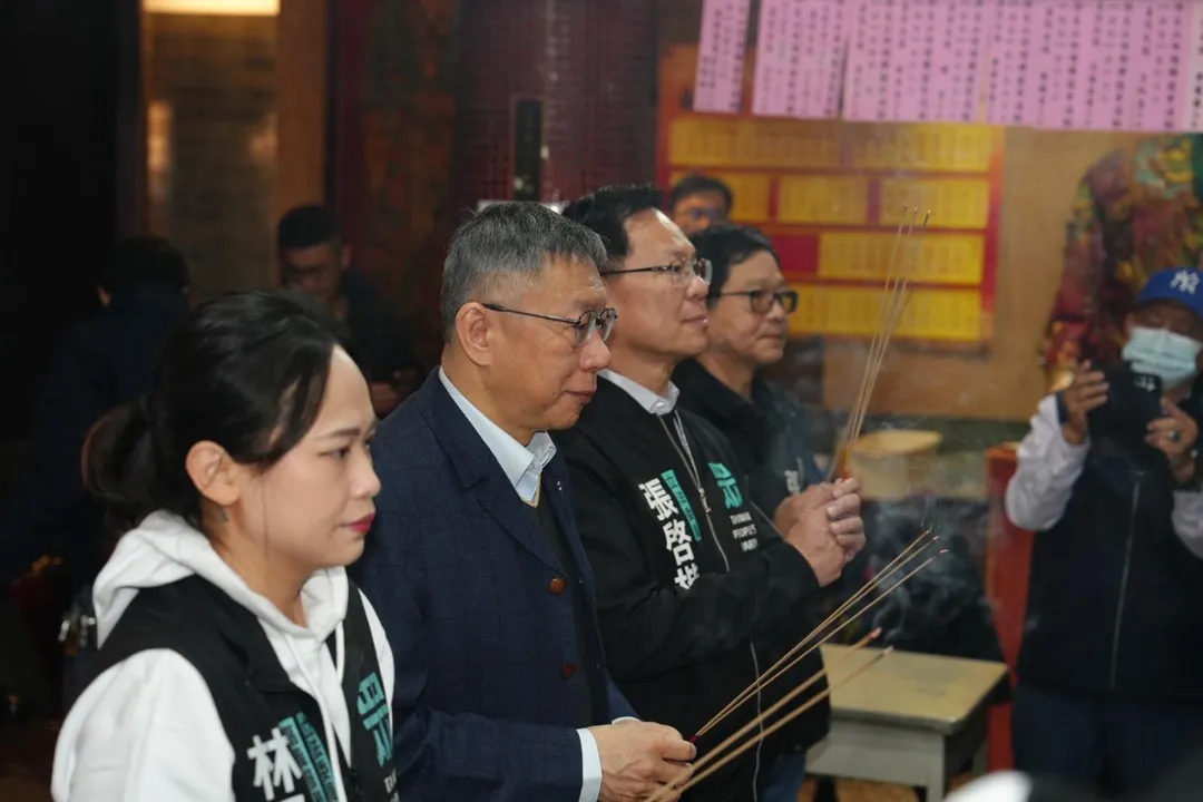 柯文哲與張啓楷參香。（圖／台灣民眾黨）