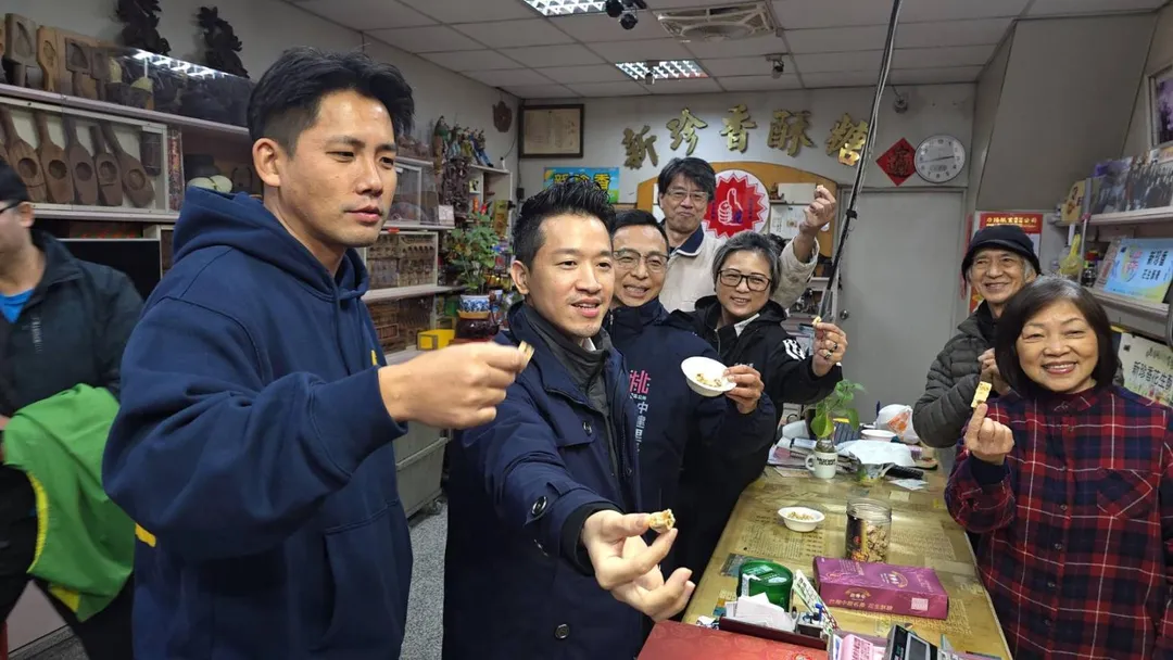 何志偉連月來勤走桃園各地宮廟、商圈、市場，舉辦義診及親子活動，與綠營民代、基層互動熱絡，「志偉戰隊」成形，促使桃園市長綠營布局的「母雞效應」發酵。（圖／民眾提供）