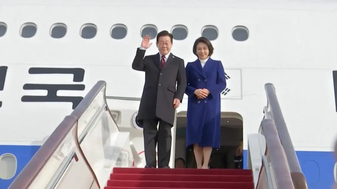 南韓總統李在明夫婦4日搭專機抵北京。（圖／央視）