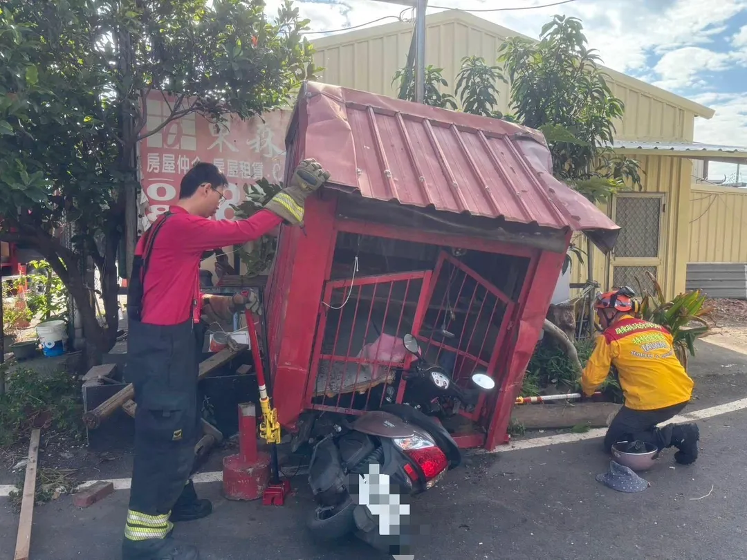 陳姓婦人騎車不明原因撞土地公廟送醫後傷重不治。（圖／翻攝畫面）