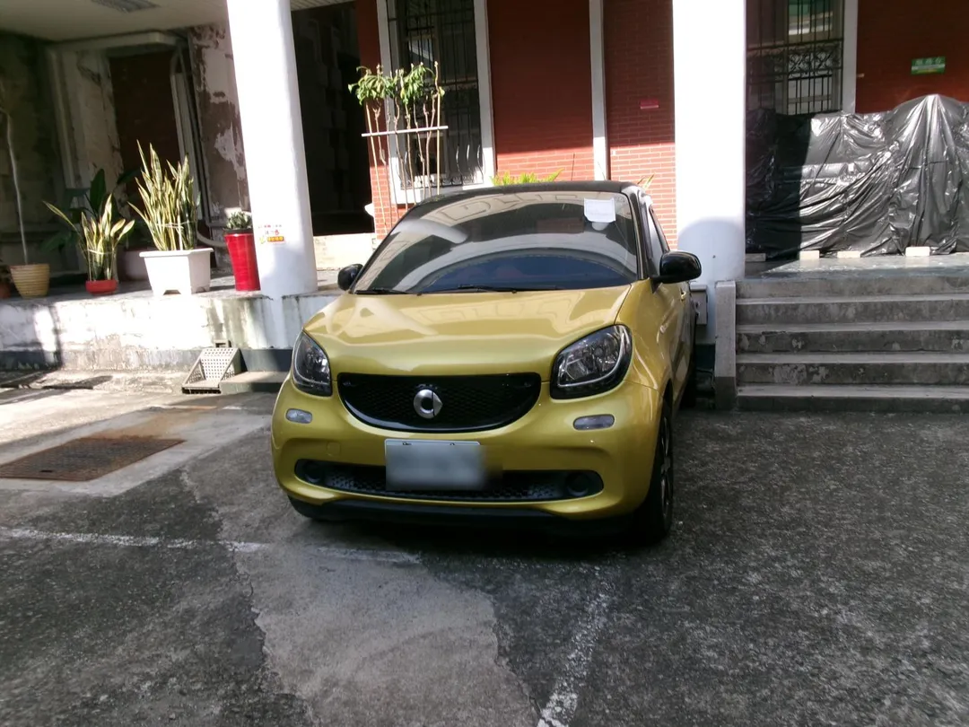 2016年款的SMART汽車也是此次競標項目之一。(圖/行政執行署台南分署提供)