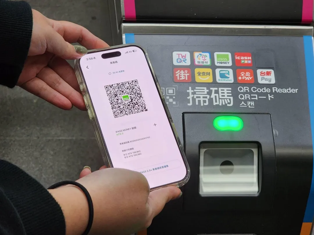 旅客要用手機刷進站時，應選擇「QR乘車碼」而非「付款碼」。（圖／台北捷運公司提供）