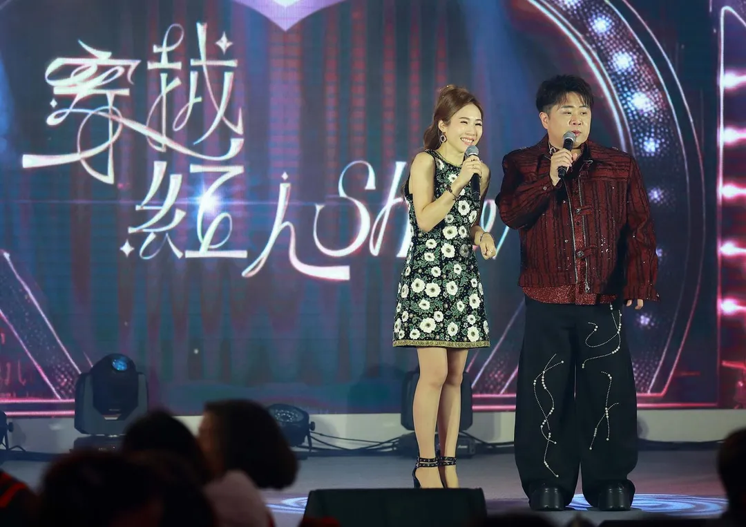 吳申梅（左）的港籍丈夫Eric也低調現身台下力挺。（圖／喜上梅梢娛樂 提供）