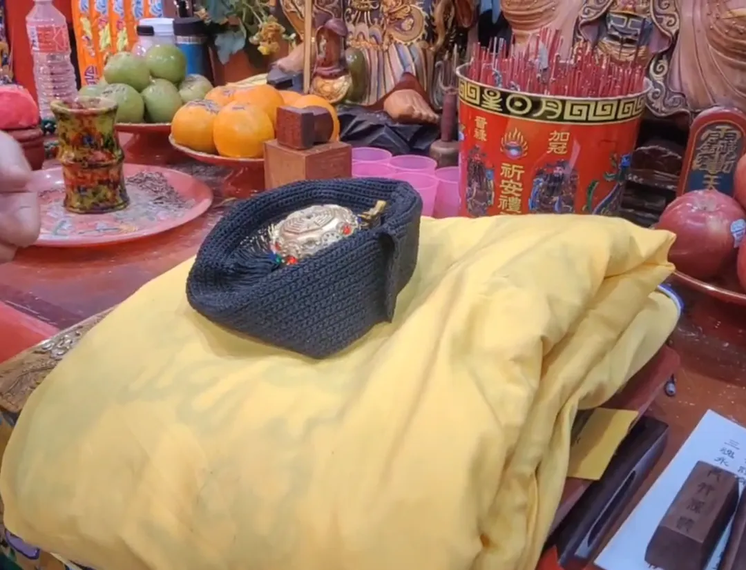 Jack那天就是在老師黃義智的授權下,配戴老師的頭冠、道袍為人祈福。(圖/中天新聞)