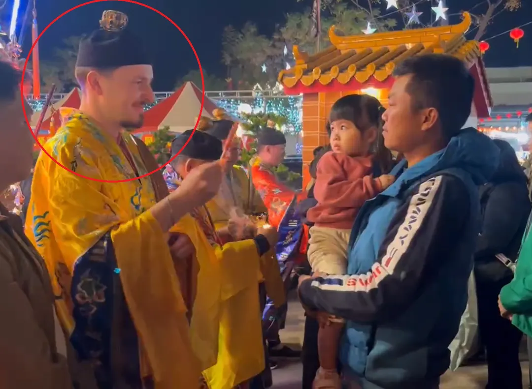 彰化溪湖奉天宮慈惠堂最近出現1位捷克籍法師「Jack」(紅框處)手持火筆為信徒祈福。(圖/中天新聞)