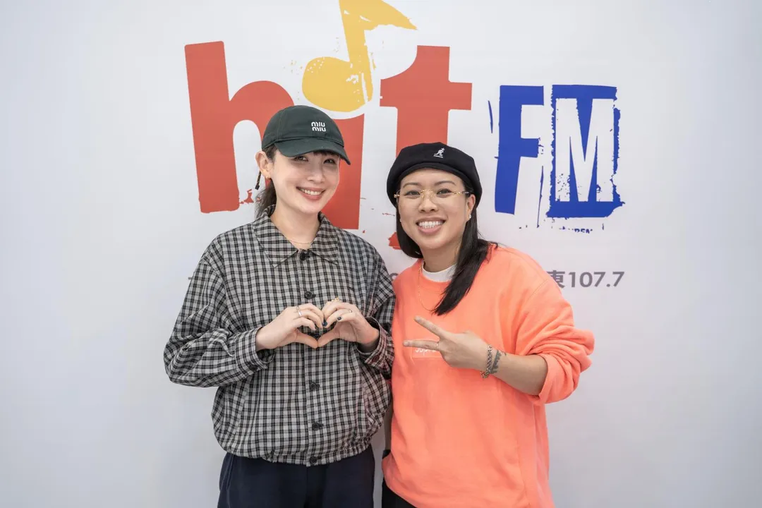 葛仲珊(右)與魏如萱(左)暢聊新專輯《soul.food 靈食》。(圖/Hit Fm聯播網提供)