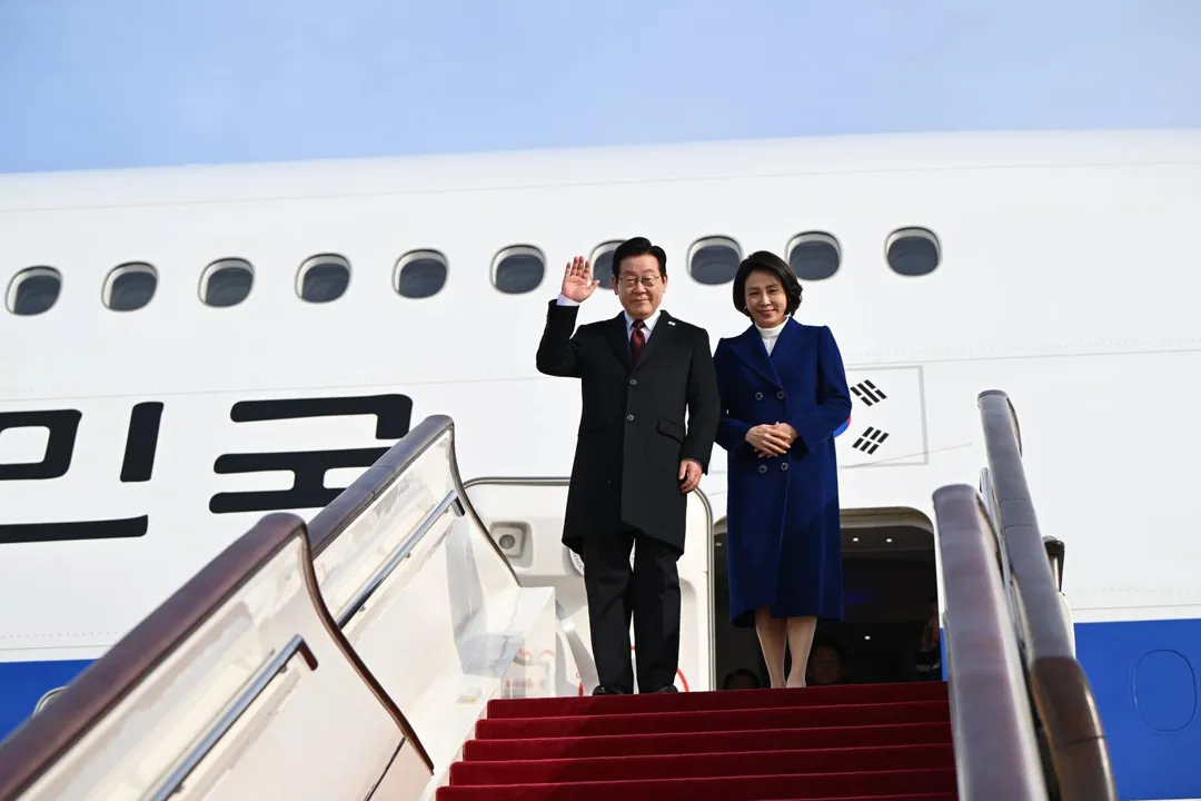 李在明與夫人金惠景抵達北京。（圖／新華社）