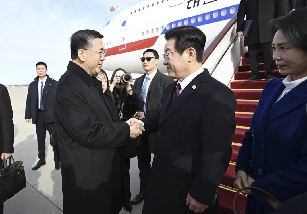 中方官員迎接李在明。（圖／新華社）