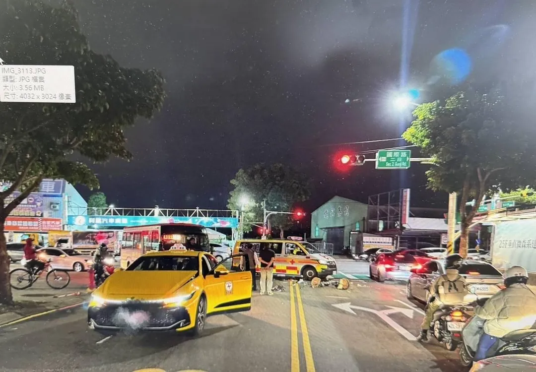 桃園國際路口計程車撞自行車,騎士噴飛昏迷送醫。(圖/翻攝畫面,下同)