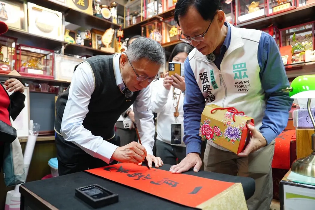 柯文哲近日為張啓楷輔選,走訪嘉義市各地。(圖/翻攝柯文哲臉書)