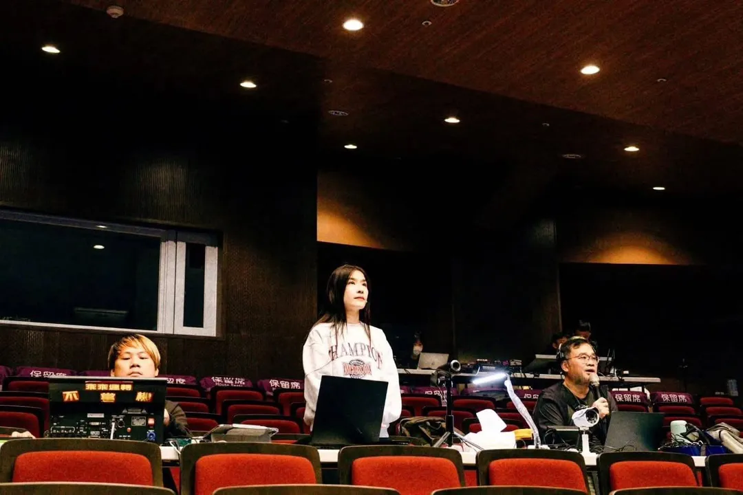 小嫻首次挑戰音樂劇導演、共同編劇、女主角等多重角色。(圖/翻攝自小嫻臉書)